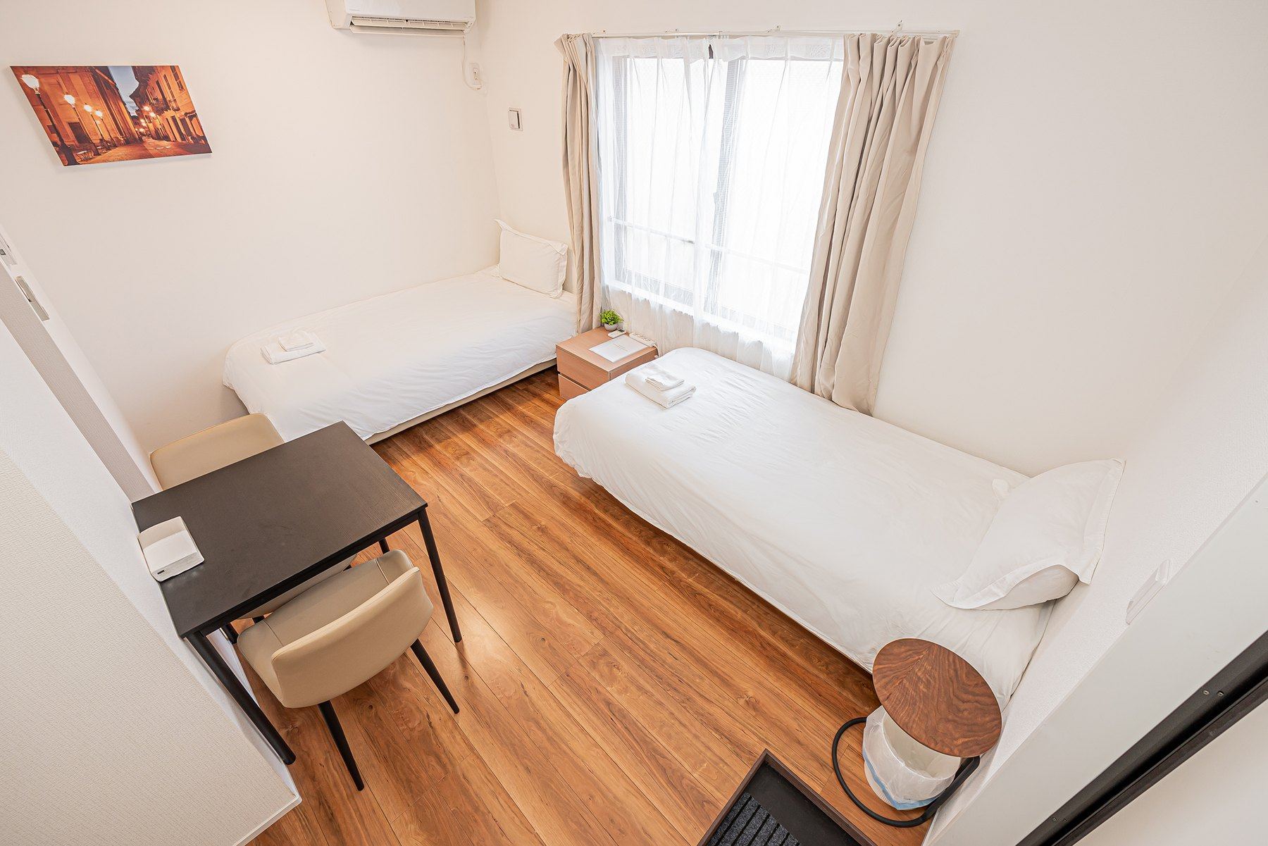 Twin guest room