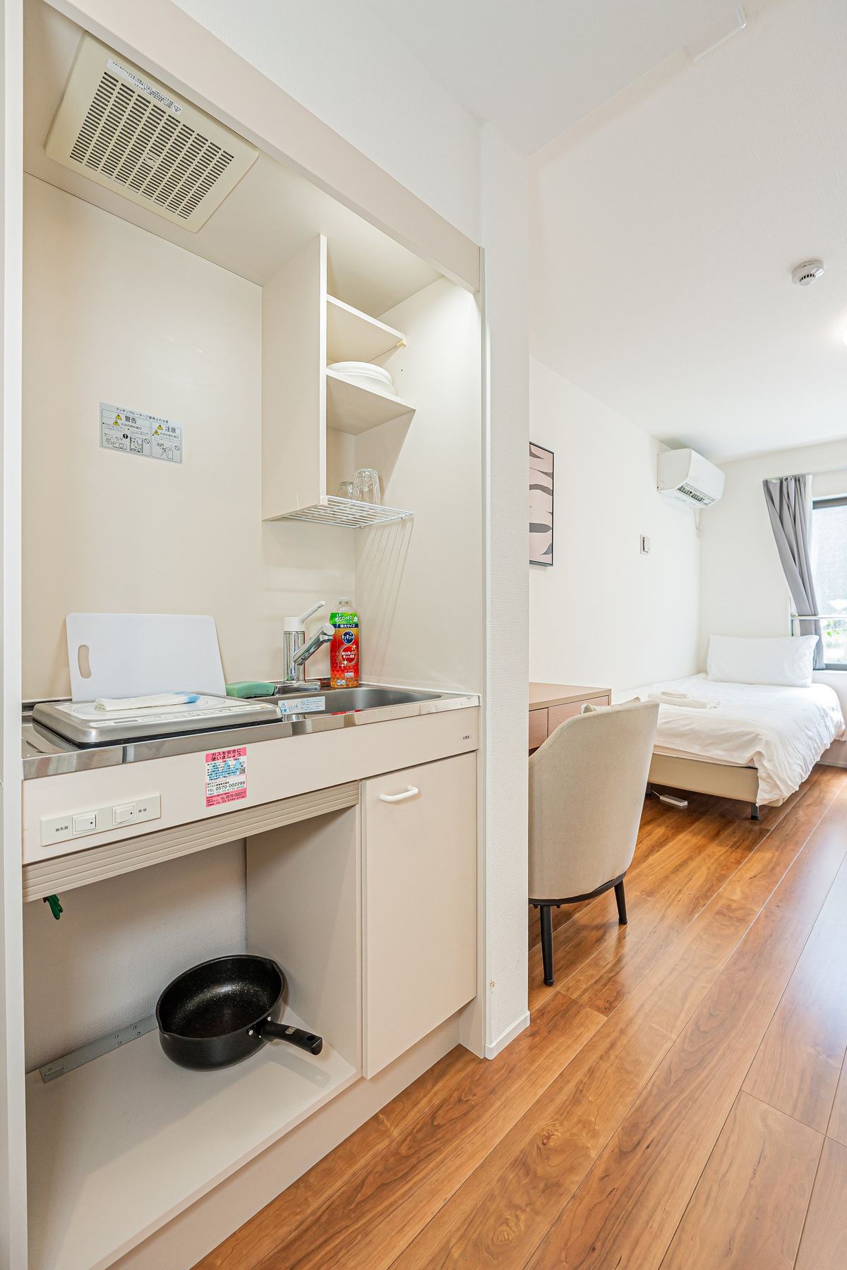 Twin guest room